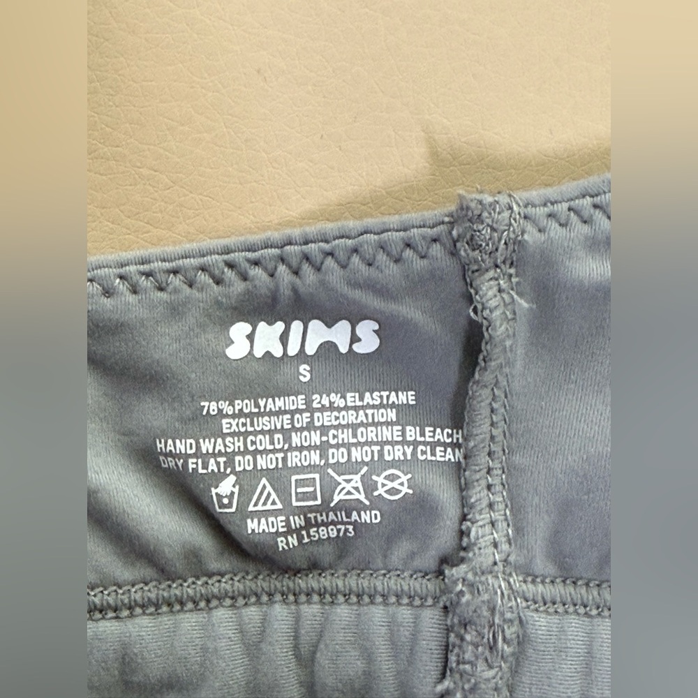 SKIMS no clasp/wire bra- adjustable straps - Picture 3 of 4